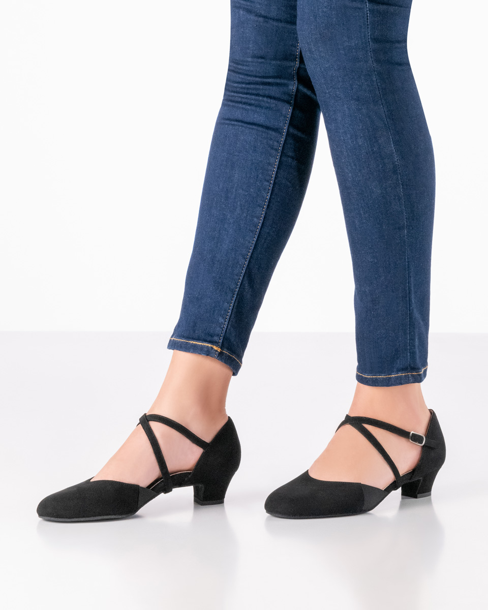 Damen Tanzschuh Ronja - Werner Kern in schwarzem Samtziegenleder, klassisch und unglaublich komfortabel mit individuell einstellbarem Kreuzristriemchen und seitlichem Gummizug, bequeme Absatzhöhe von 3,4 cm