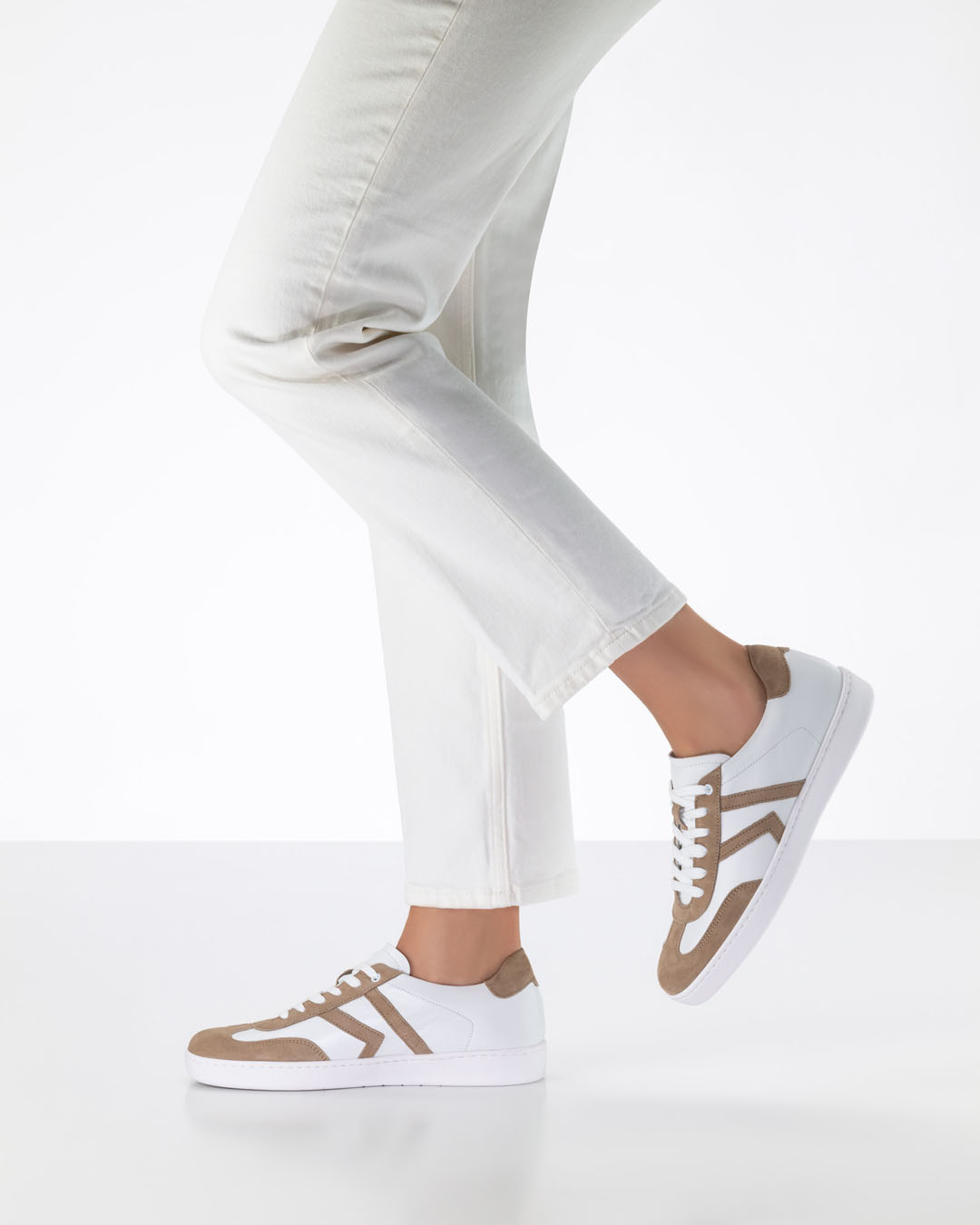 Zapatillas de baile para mujer de Werner Kern, en color blanco con detalles en beige, combinadas con unos vaqueros blancos