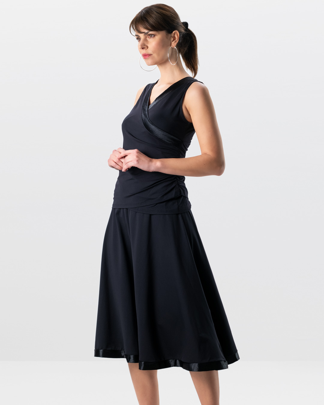 La modelo del estudio lleva el top de baile Sira combinado con la falda larga de baile Sari en negro.