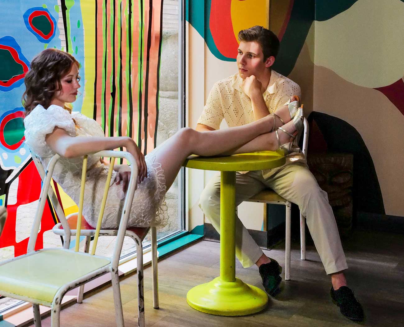 Brautpaar mit Tanzschuhen macht Pause am Tisch