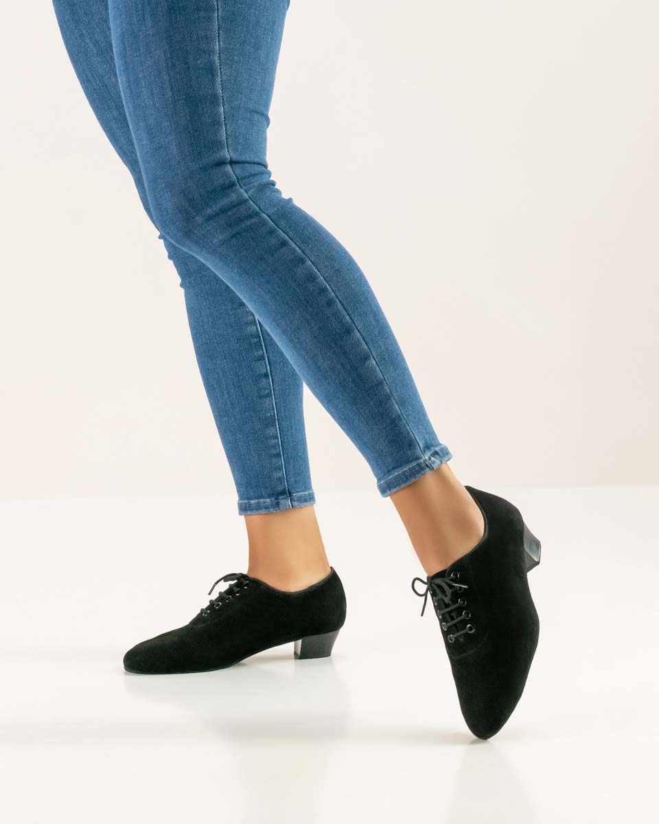 559 blaue Jeans in Kombination mit Anna Kern Damen Tanzschuh zum Schnüren