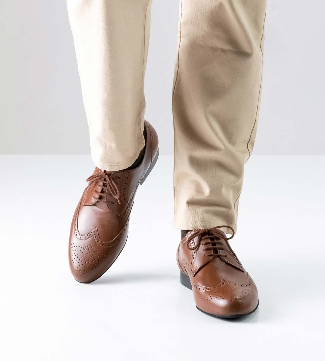 Udine 2 cm hoher Herrentanzschuh in Nappa in Kombination mit beiger Hose