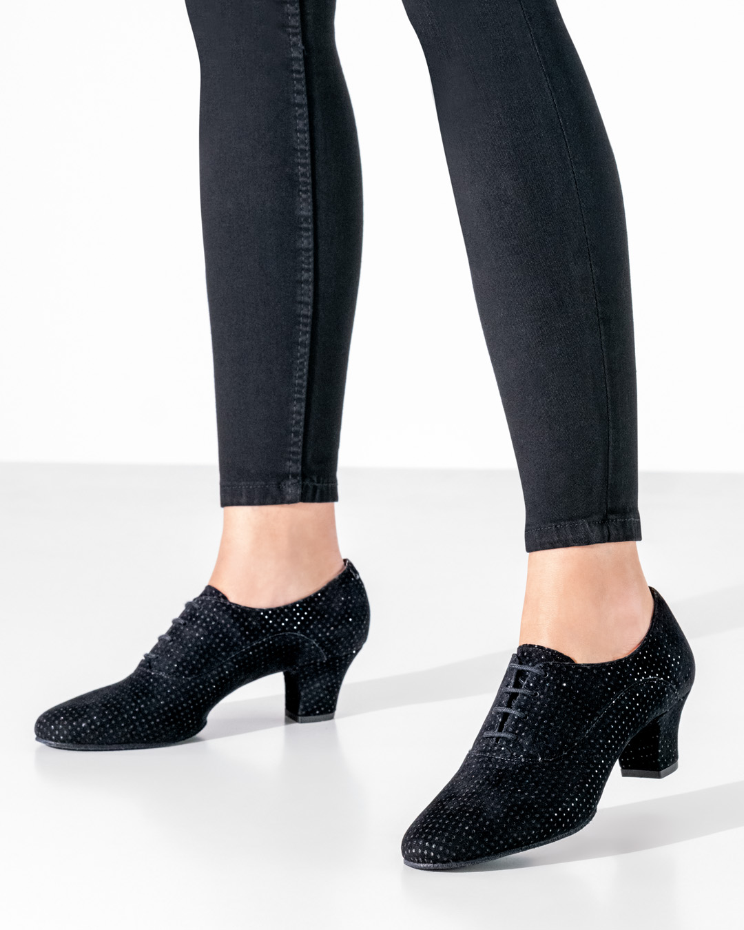 Schwarzer Trainingstanzschuh aus weichem Velourleder mit Glitzerpunkten und einem 4,5cm Blockabsatz von Werner Kern