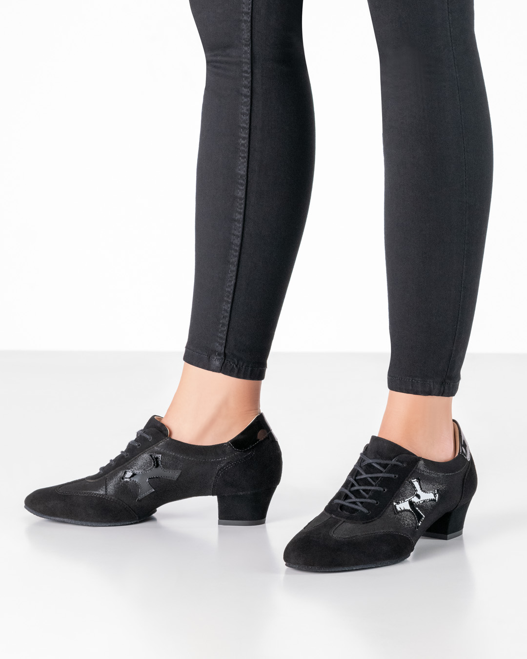 Zapatos de baile negros brillantes de Werner Kern con cordones y tacón de 3,5 cm.