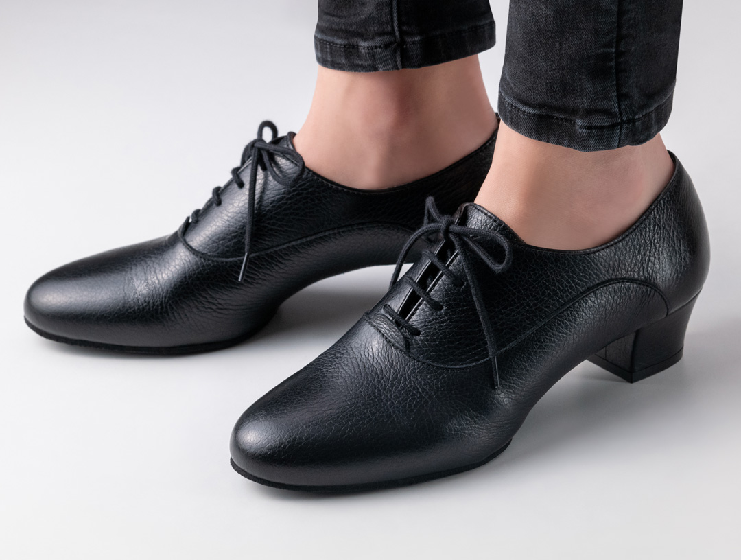 Schwarzer,geschlossener Tanzschuh zum Schnüren aus edlem Hirschleder und kleinem Comfortabsatz.