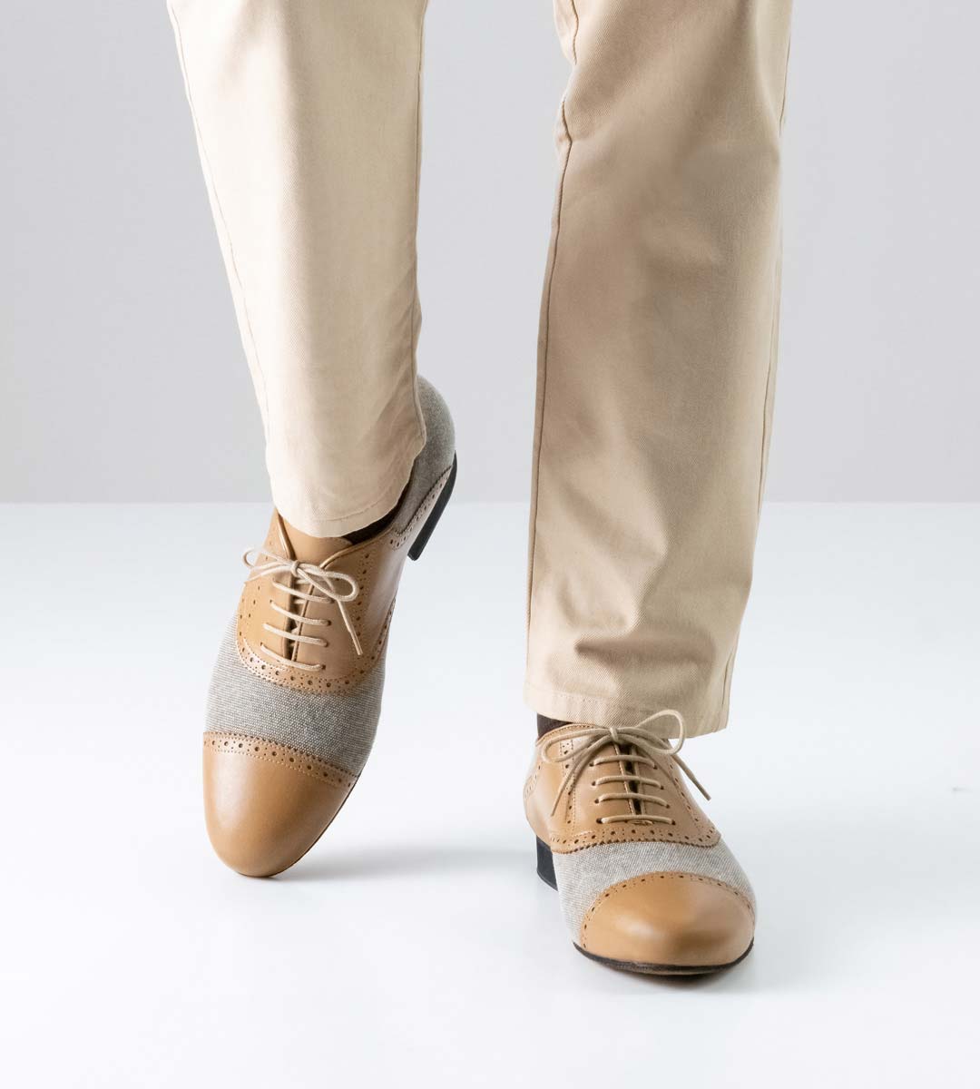 Tadil Herrentanzschuh von Nueva Epoca in Canvas und Leder in Kombination mit heller Hose