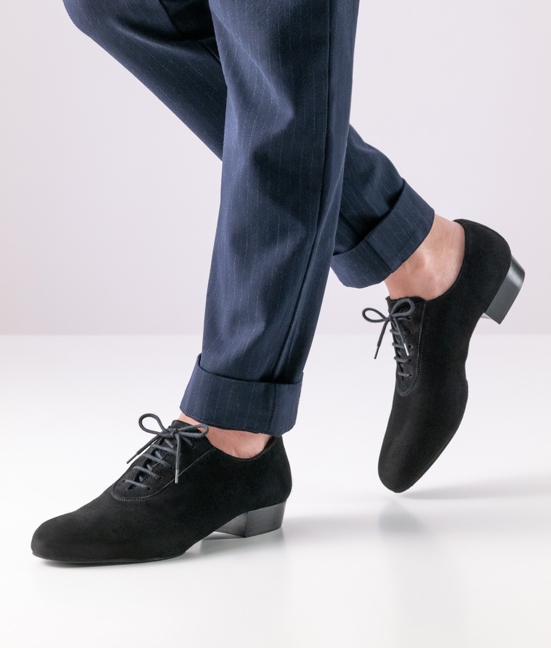 Maximal flexibler Herrentanzschuh Pistoia von Werner Kern aus weichem Velourleder mit geteilter Sohle und optimaler Fünflochschnürung.