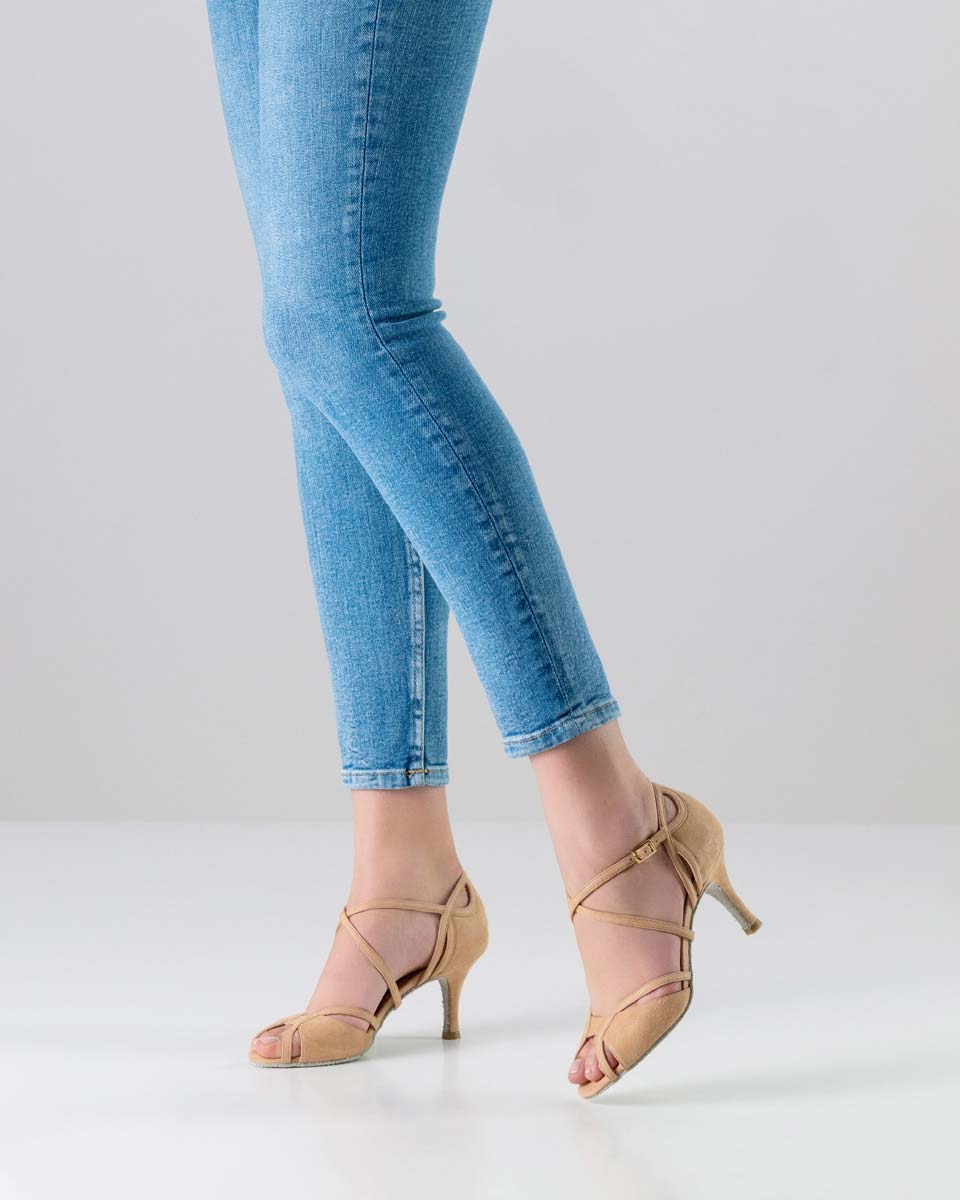 Ornella offener Nueva Epoca Damentanzschuh in beigem Velours in Kombination mit blauer Jeans