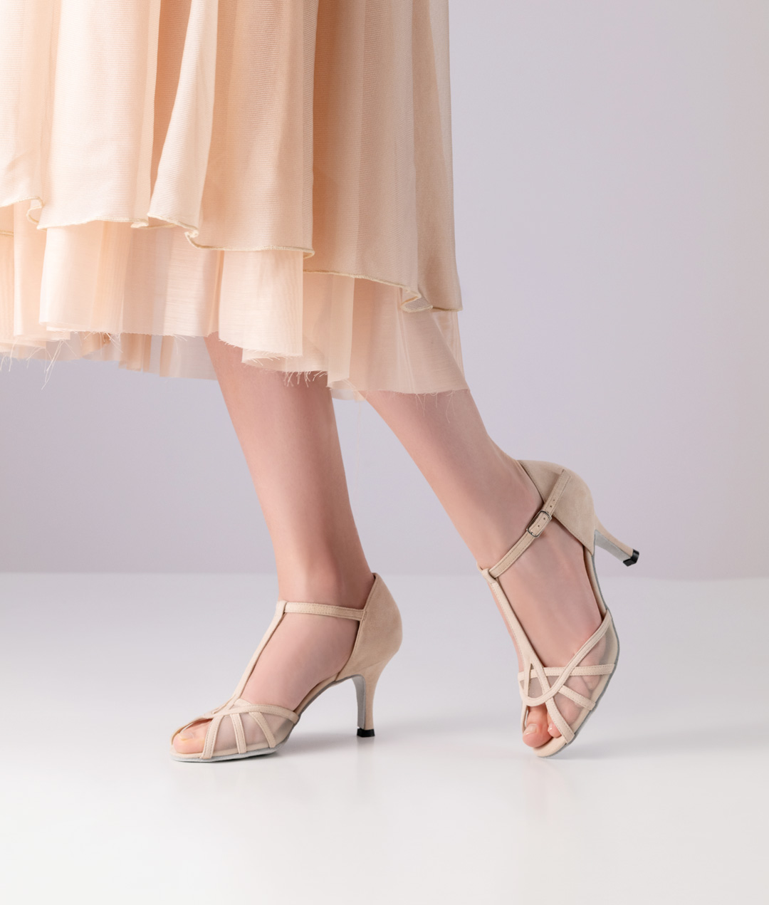 Tanzschuhsandalette mit geschwungenen Details aus matt glänzendem Velourleder und 7 cm Absatz von Nueva Epoca.