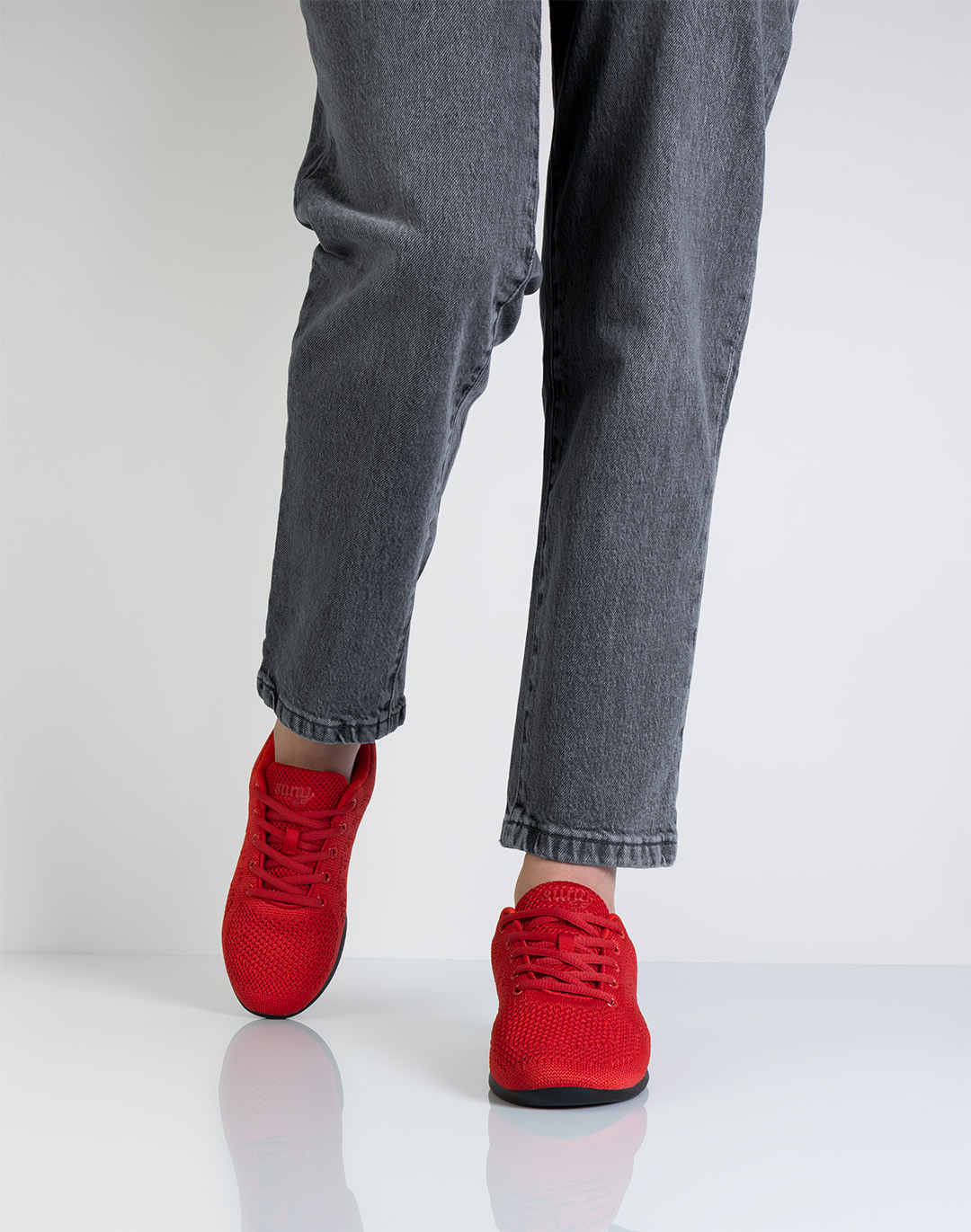 Zapatillas de baile rojas con suela dividida para entrenamiento de baile.