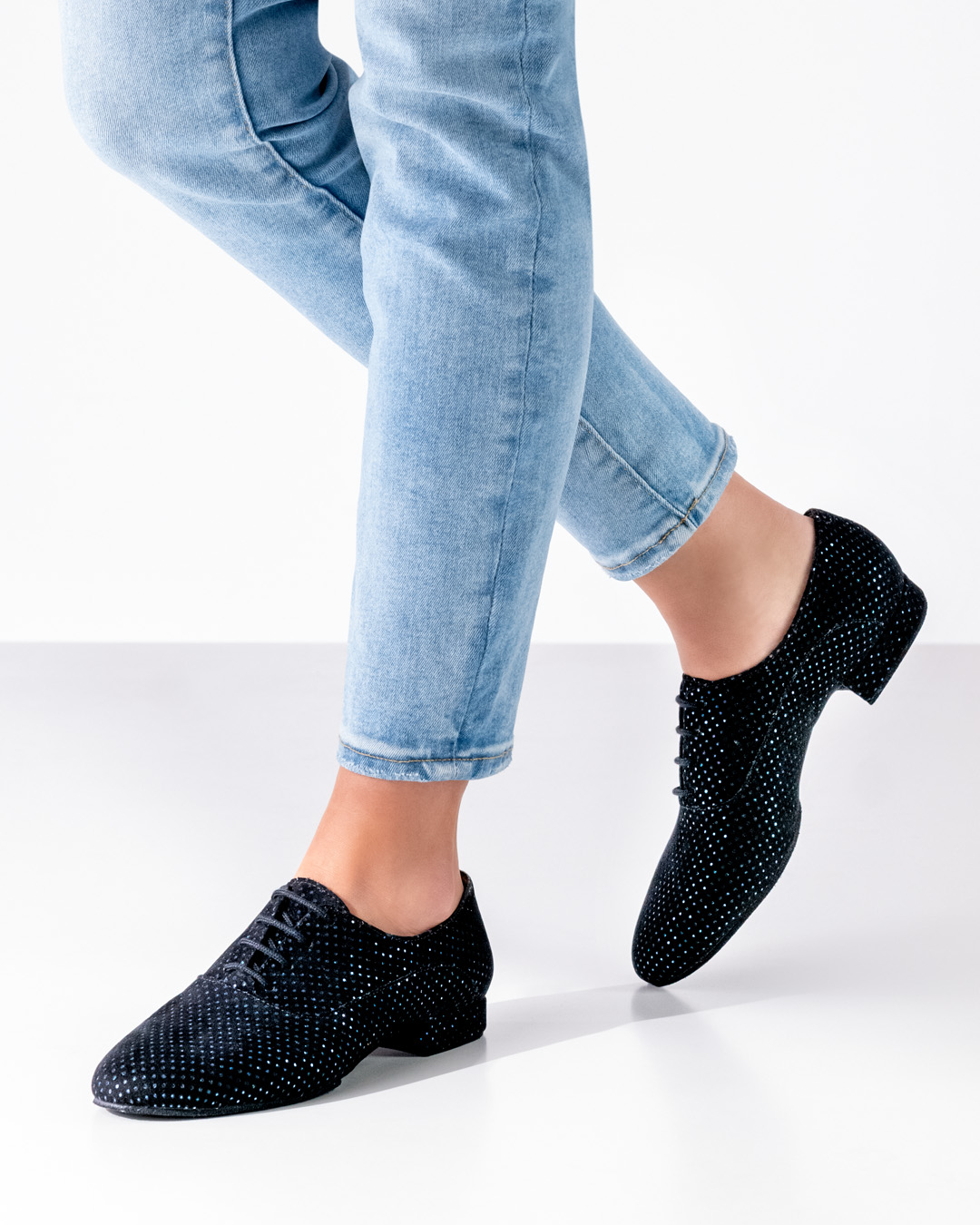 Weicher Tanzschuh aus Brokatstoff mit Glitzerpunkten und flachem Abstz zum Schnüren