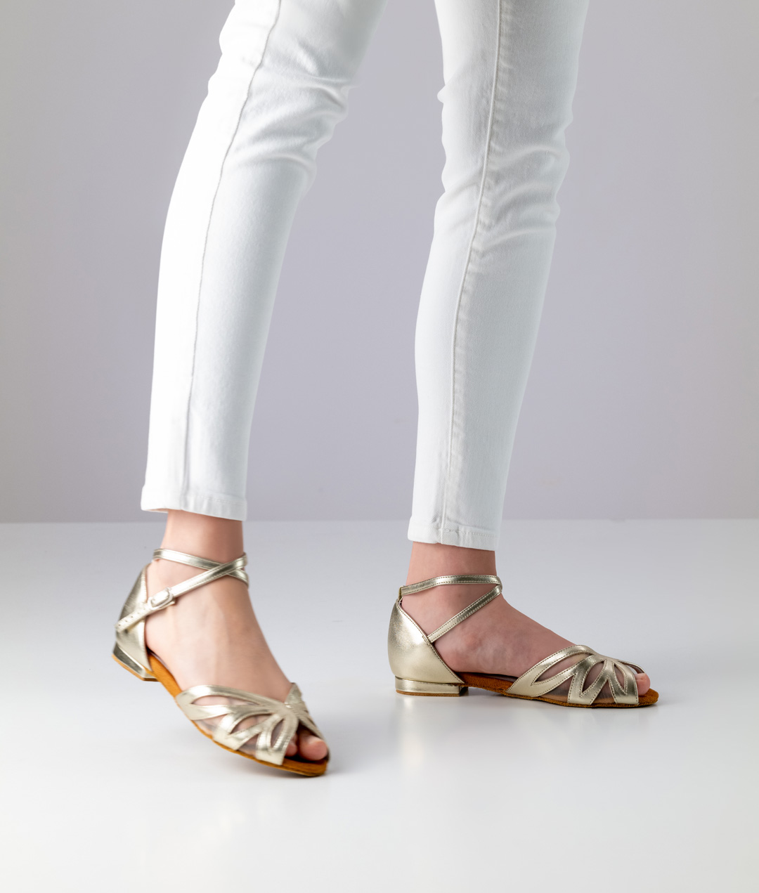 Goldene, offene, flache Tanzschuhsandalette mit verspieltem Vorderblatt und Einsätzen aus Netzstoff.