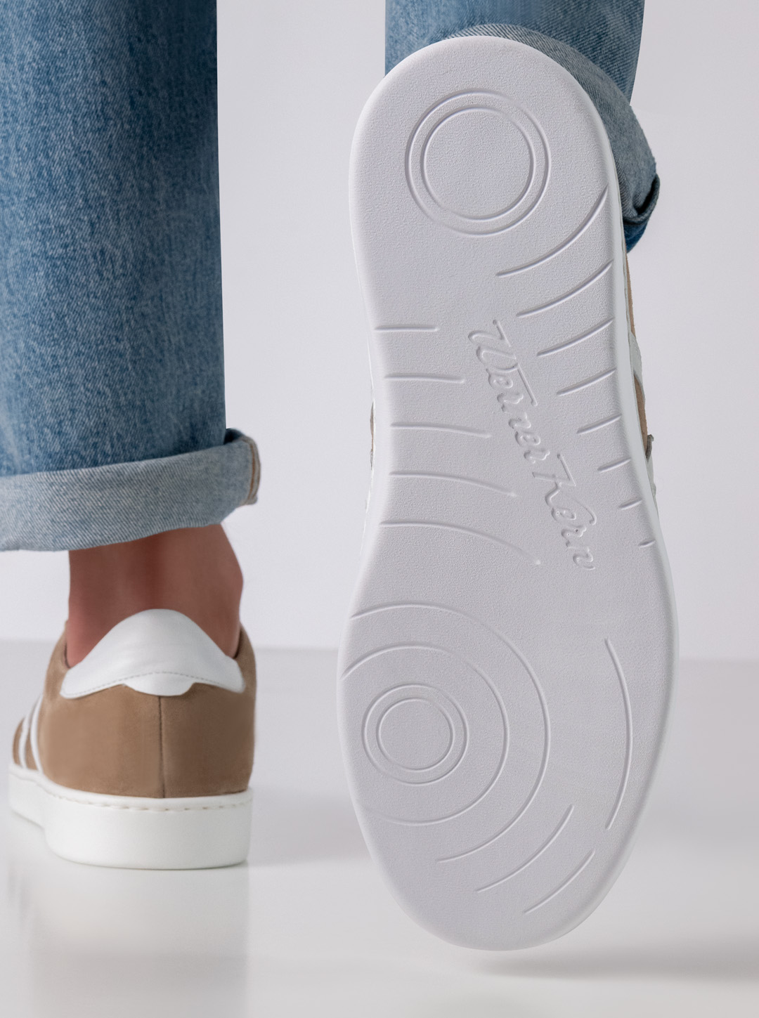 Weiße Tanzsneakersohle von Salerno, einem Herrentanzsneaker in beigem velourleder