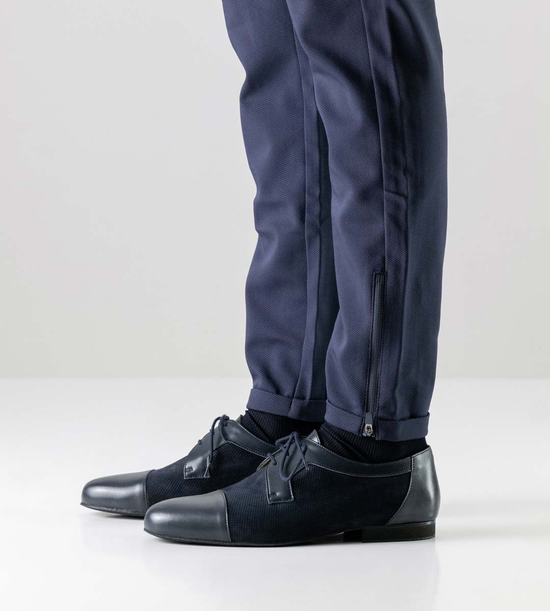 Treviso blaue Jeans in Kombination mit Werner Kern Herrentanzschuh in Velours und Leder