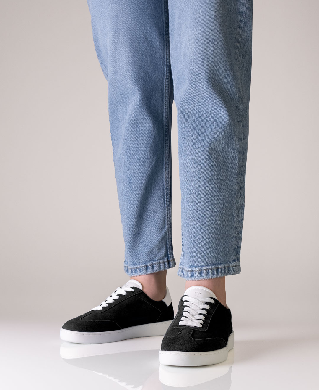 Schwarzer Sneaker aus Velourleder mit weißer Schnürung für Damen