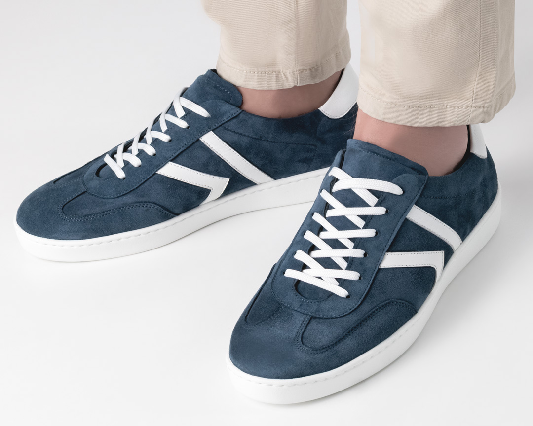 Edler Tanzsneaker aus dunkelblauem Velourleder mit weißen Details für drinnen und draußen