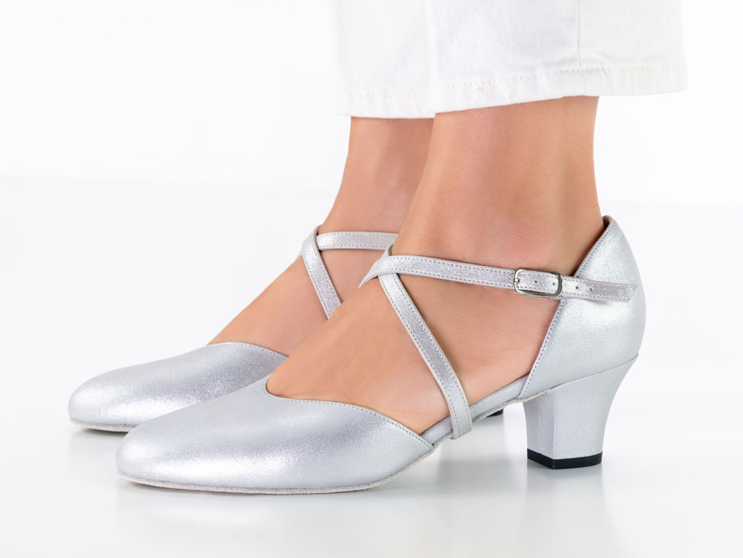 Zapatos de baile cerrados de piel plateada con tacón grueso de 4,5 cm y tiras cruzadas en el empeine, de Werner Kern