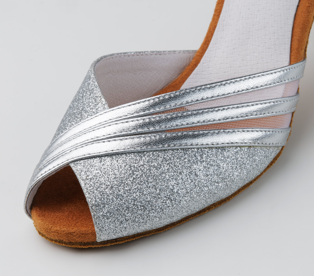 Detailbild von Christelle, silberner Tanzschuh mit asymetrischem,klassischem Design.