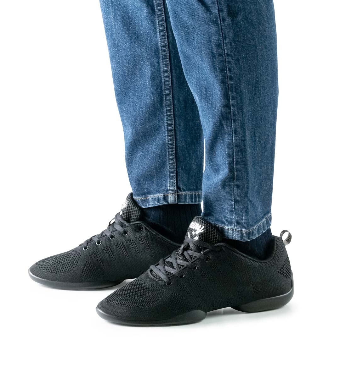 4020 blaue Jeans in Kombination mit schwarzem Herrentanzsneaker von Suny