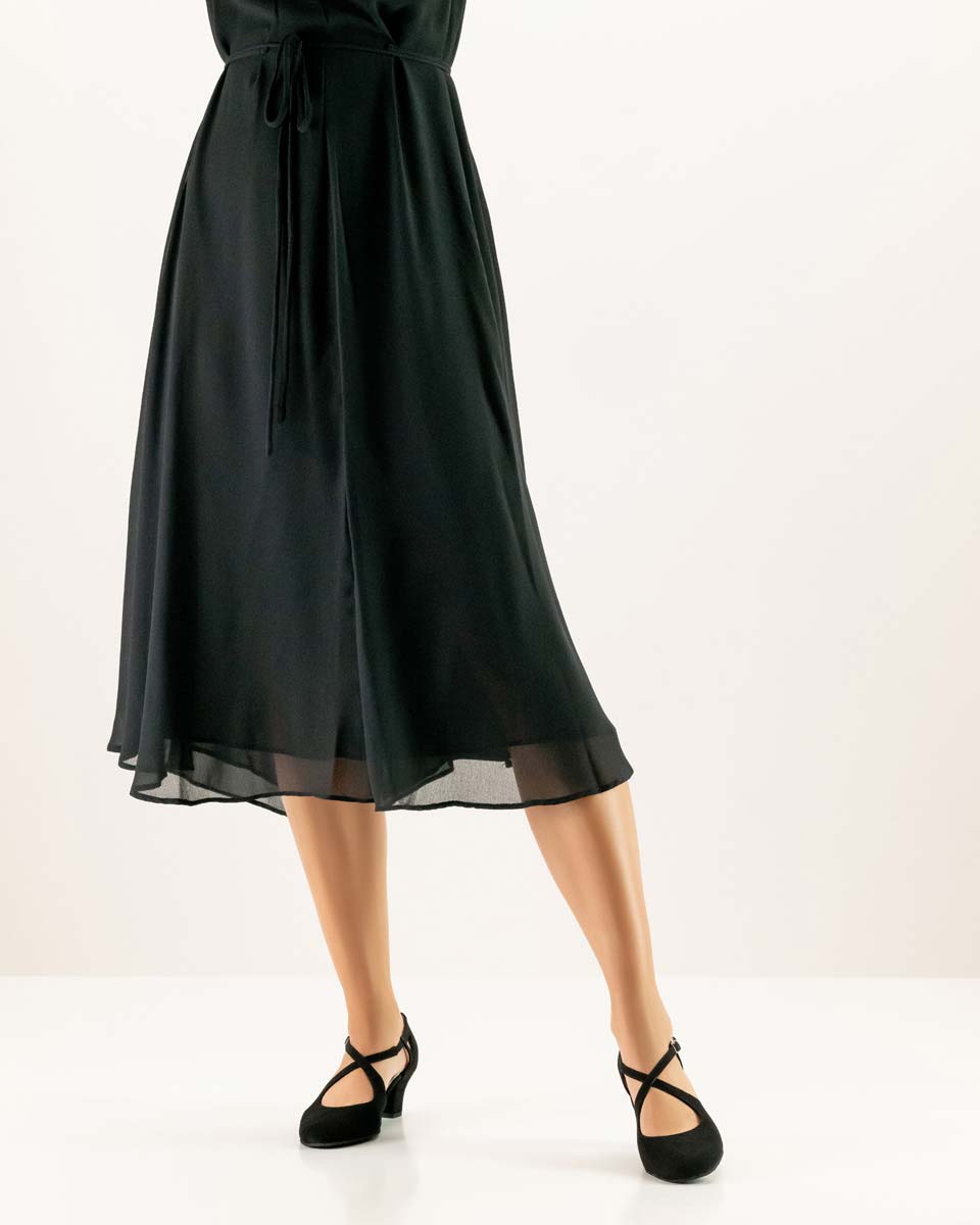 Gala Geschlossener Werner Kern Damentanzschuh kombiniert mit schwarzem Kleid