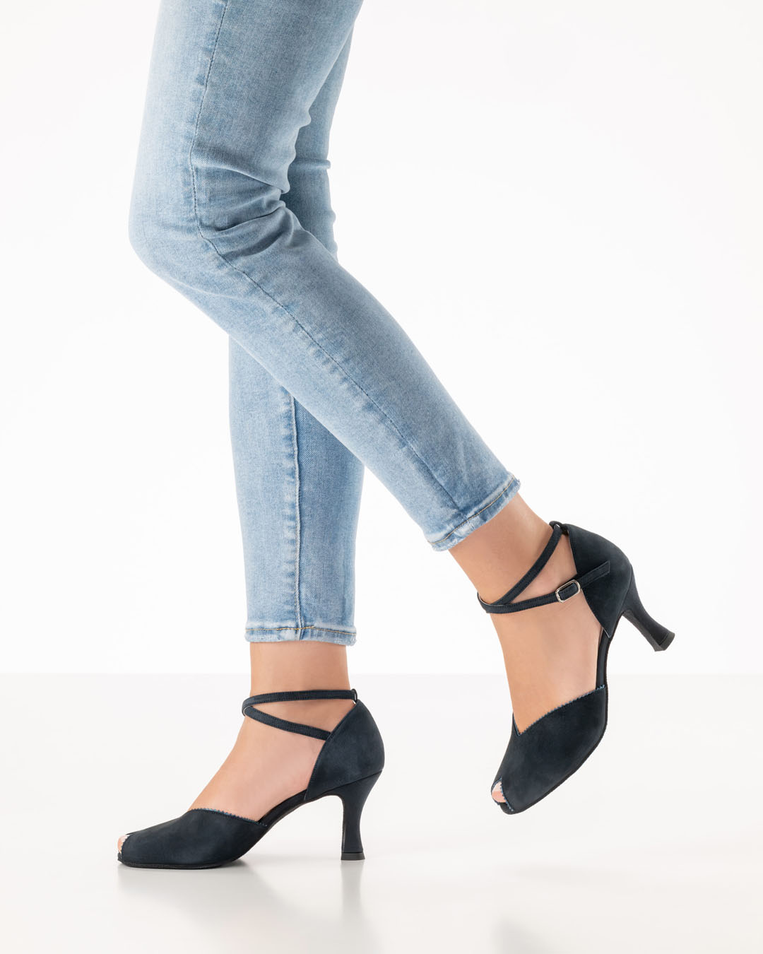 Vista lateral de una modelo con vaqueros claros y zapatos de baile negros con tacón de 6,5 y un pequeño escote «peep toe»