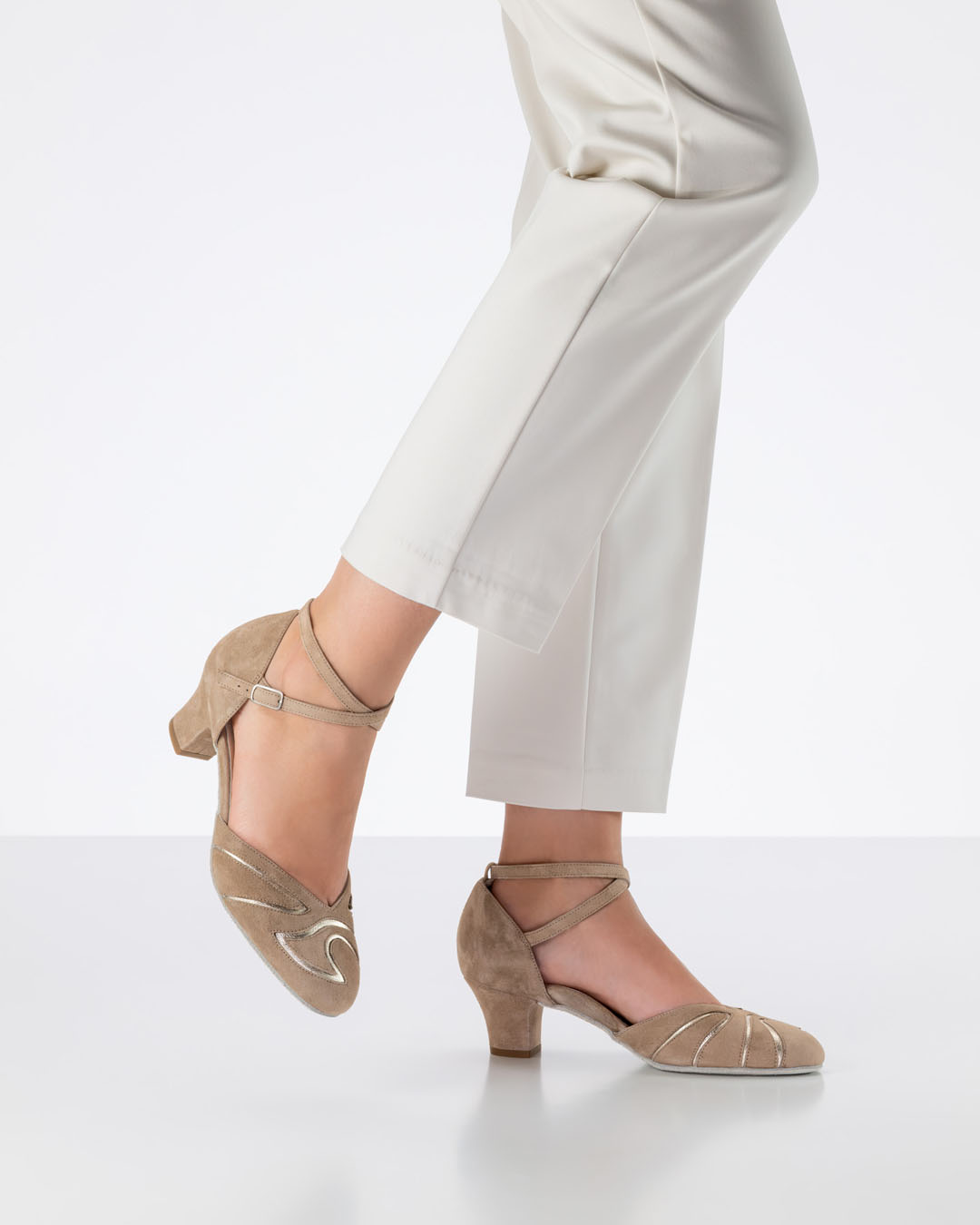 Zapatos de baile Edith en color beige, combinados con unos pantalones de color beige claro
