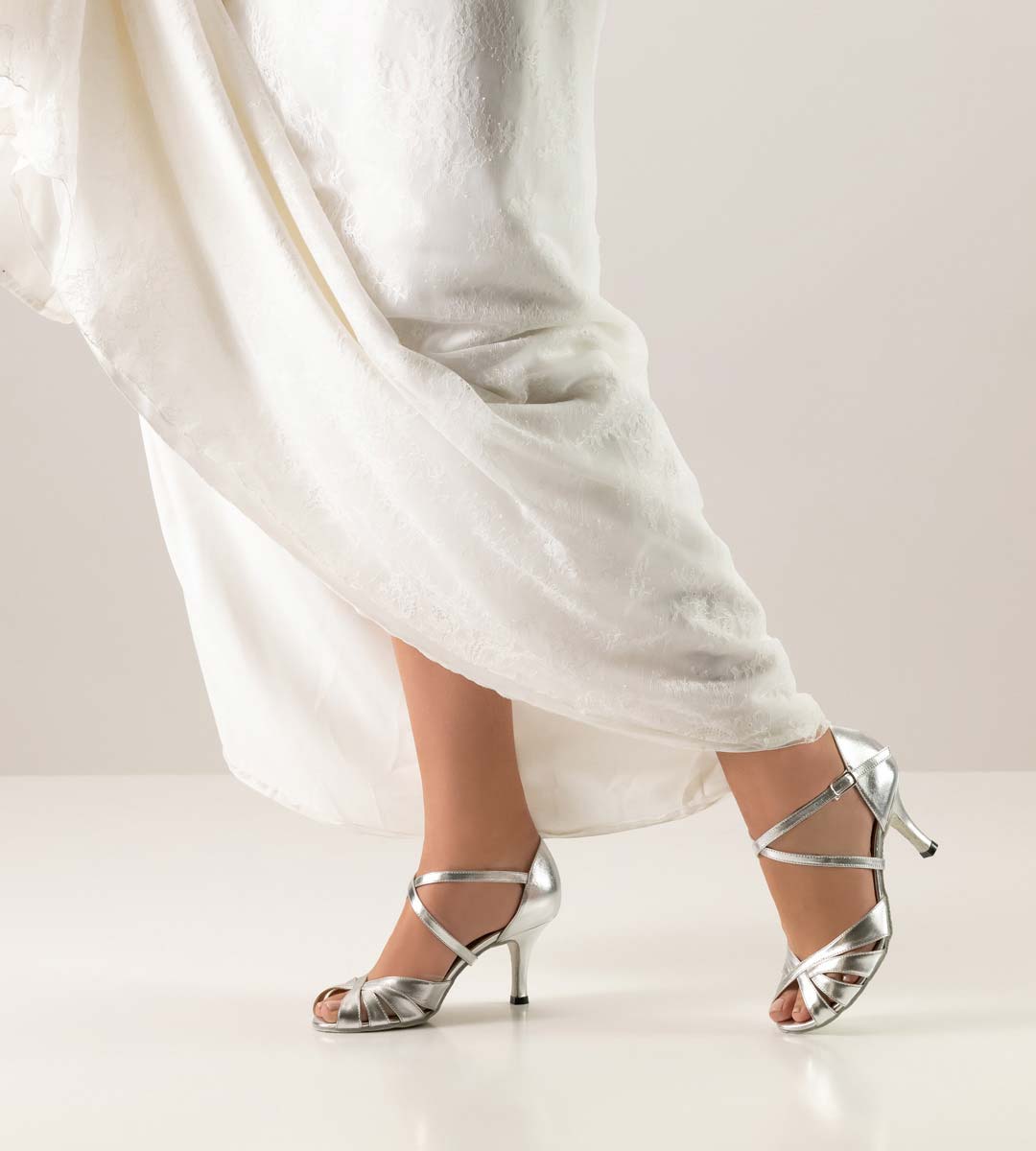 Yolanda weißes Brautkleid in Kombinaton mit silber farbenen Brautschuh