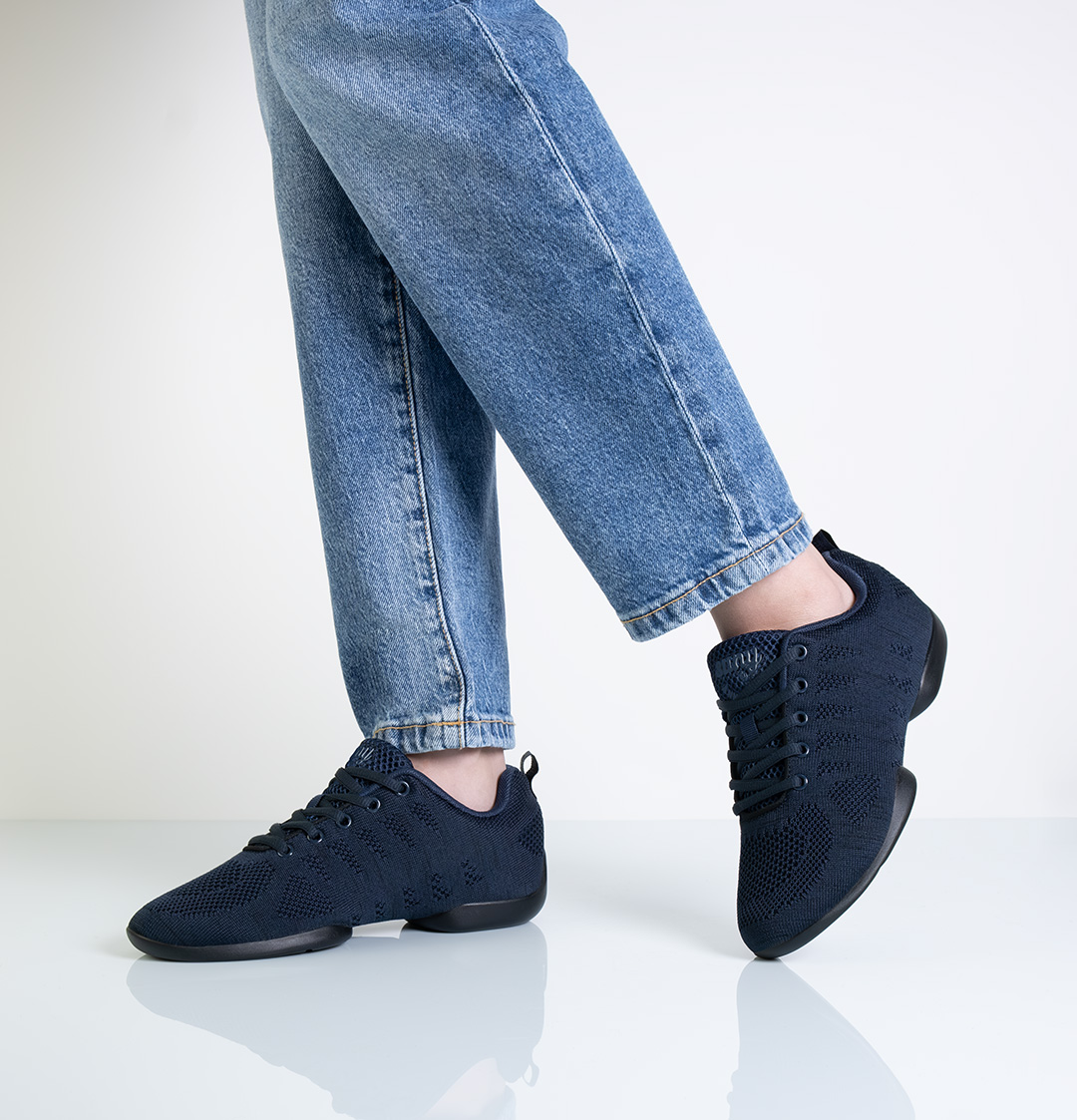 Zapatillas de baile para mujer en color azul oscuro, fabricadas en material elástico, ideales para bailes en línea, kizomba y bachata, de la marca Suny.
