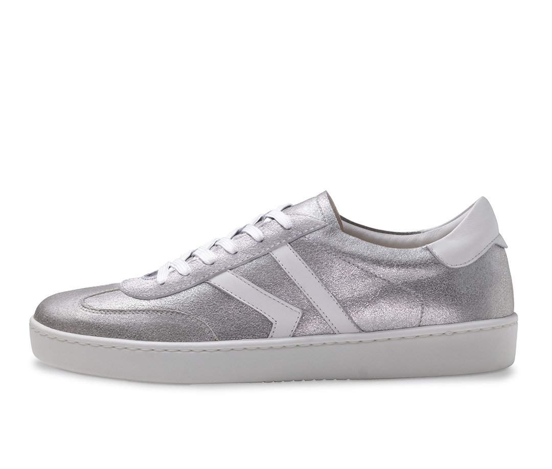 Zapatillas de baile de cuero plateado mate brillante de Werner Kern con detalles blancos y suela blanca.
