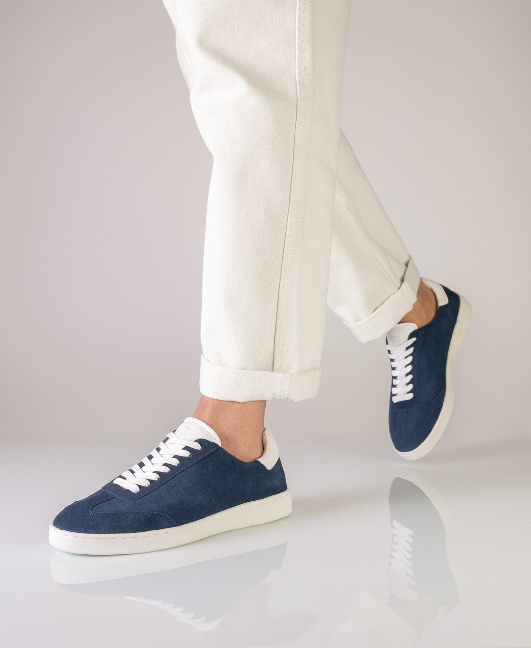 Zapatilla 7405 Blauer Tanzsneaker aus Velourleder mit leichter weißer Sohle aus Pu für einfaches Drehen von Suny.