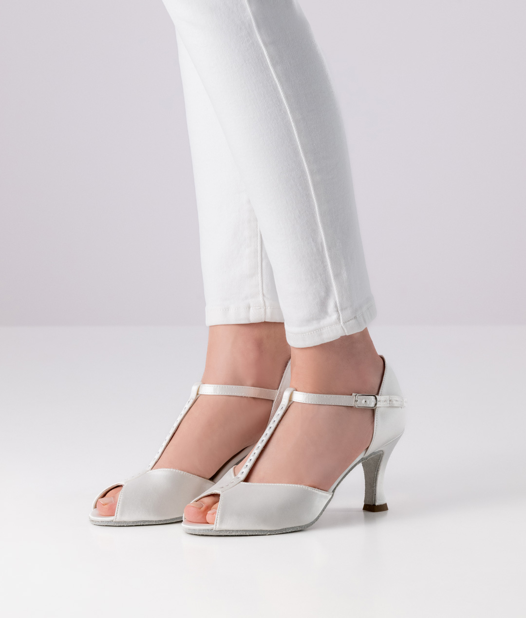 Mona Offener Brauttanzschuh mit 6,5 cm Absatz in weißem Satin mit T-Strap und Strasssteinchen von Werner Kern.