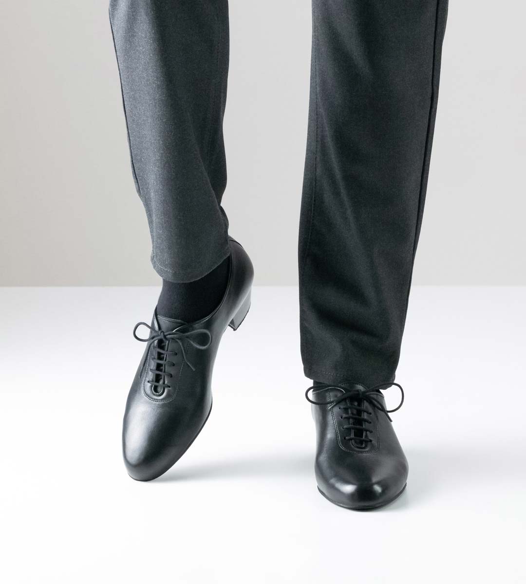 Forli Werner Kern Herrentanzschuh in Nappa schwarz in Kombination mit schwarzer Jeans