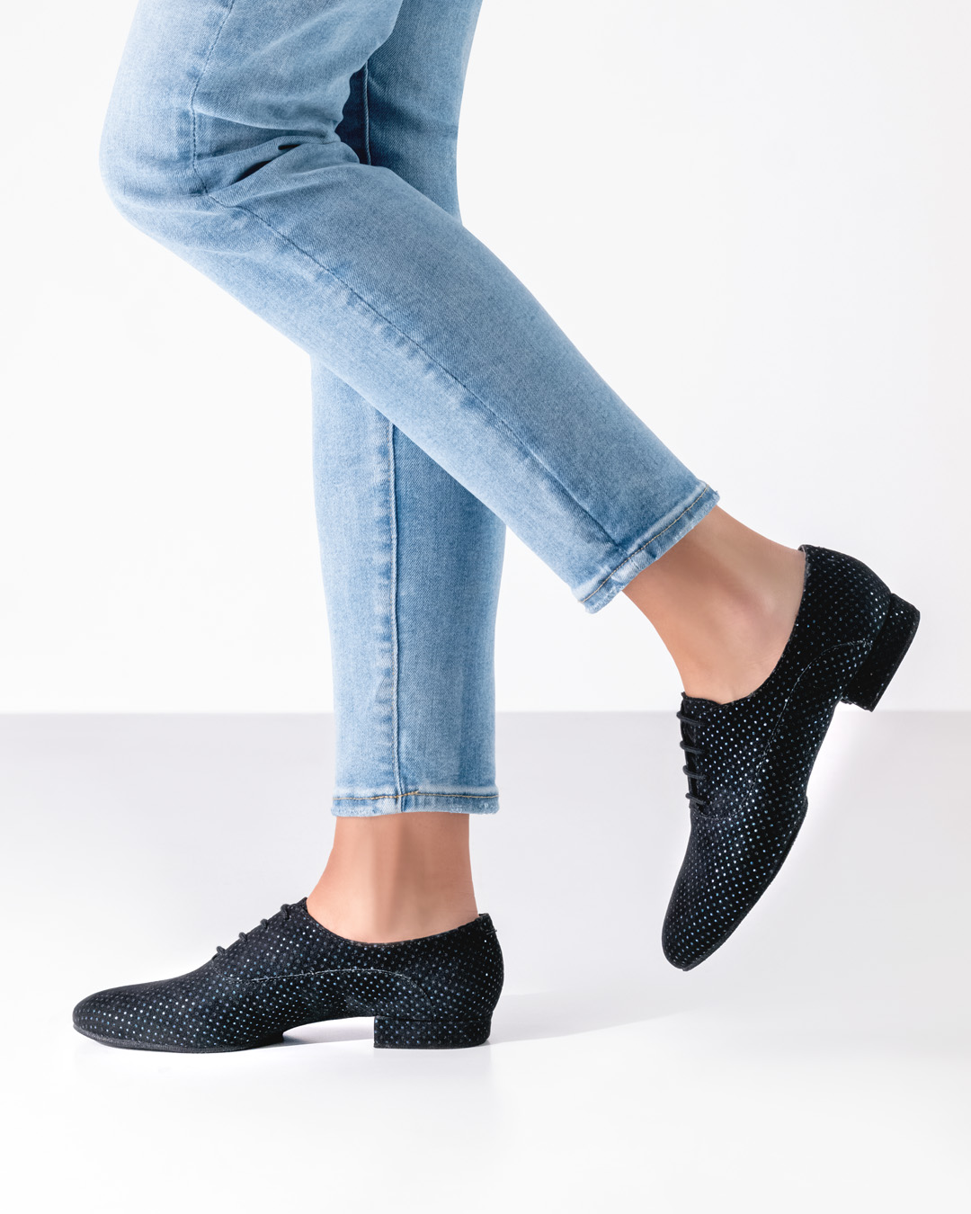 Brillante zapatilla de danza de entrenamiento en brocado negro y azul con suela partida para una movilidad óptima con cordones