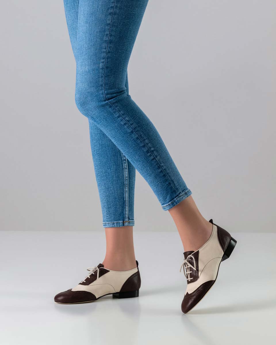 Taylor 1,5 cm Damentanzschuh für Swing mit Ledersohle in Kombination mit blauer Jeans