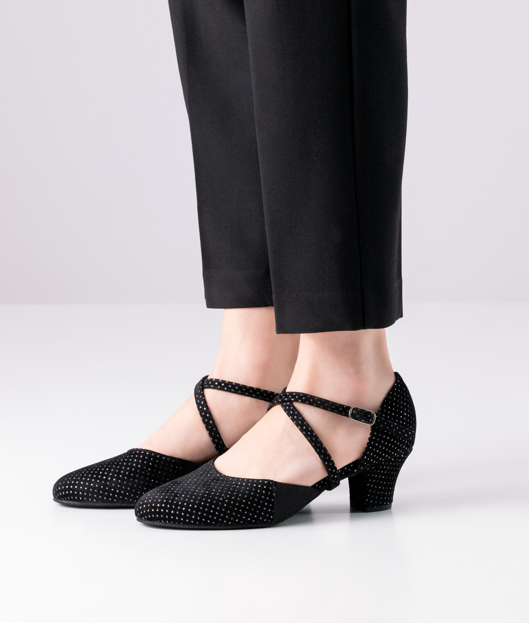 Ronja Geschlossener Komfort-Tanzschuh für Füße mit besonderen Anforderungen aus besonders geschmeidigem Velourleder und einem 4,5 cm hohen Absatz.