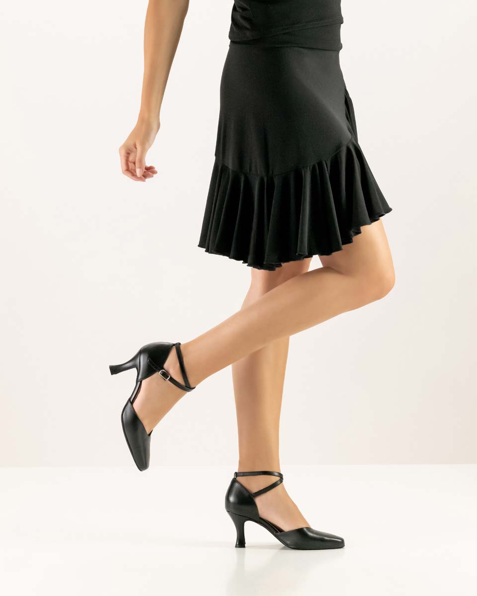 Betty Schwarzer Werner Kern Damentanzschuh in Leder in Kombination mit schwarzem Kleid