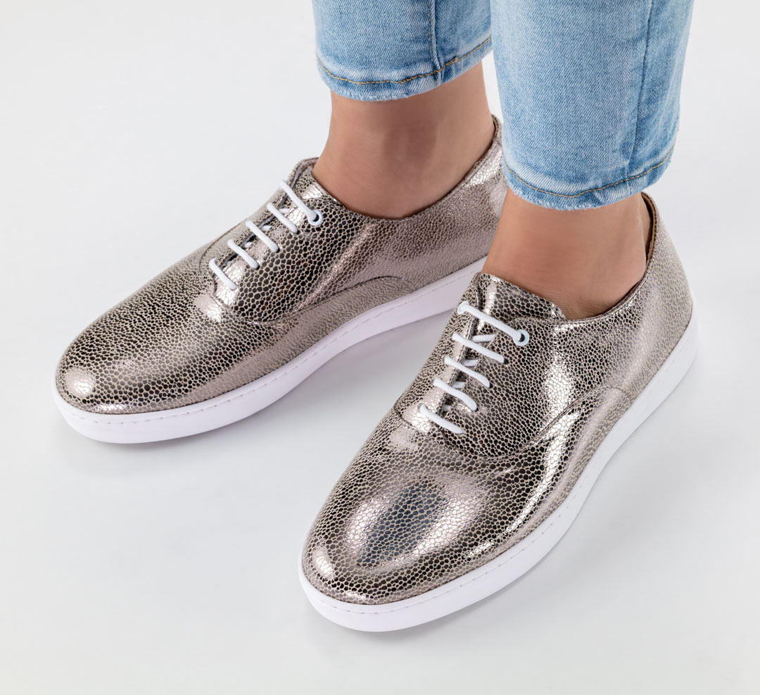 Zapatos planos de baile con cordones para mujer, confeccionados en un material brillante de color platino de Werner Kern, con suela blanca tipo zapatilla deportiva