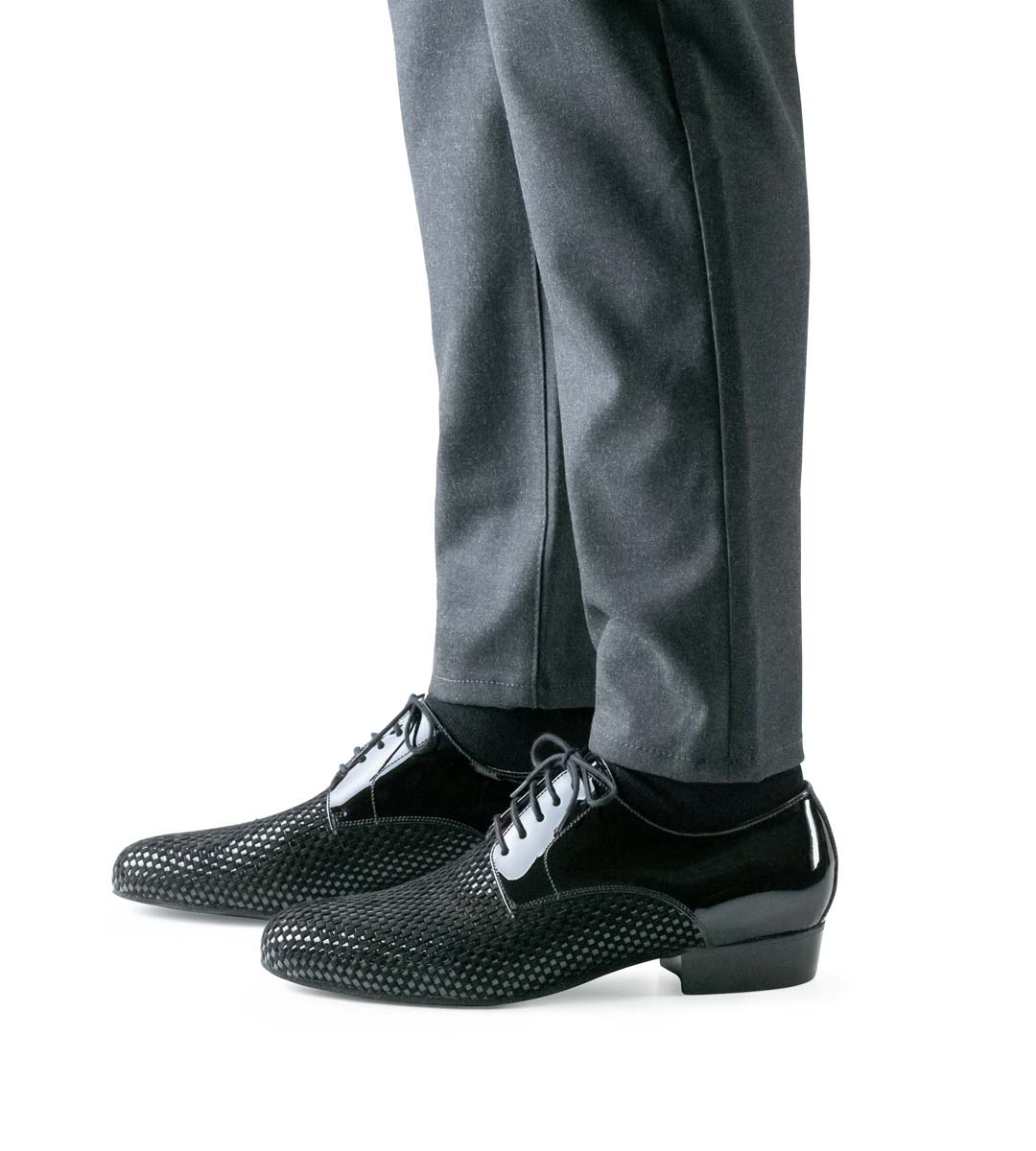 Rio Negro Nueva Epoca Herrentanzschuh mit Flechtung in Lack und Velour in Kombination mit grauer Hose