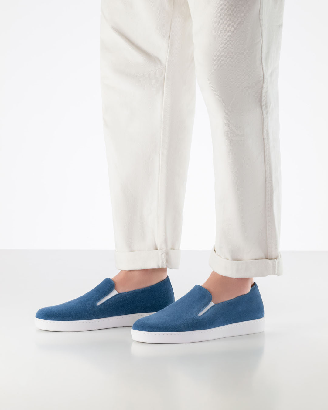 Vista lateral de unas zapatillas de baile para hombre de color vaquero, tipo mocasín