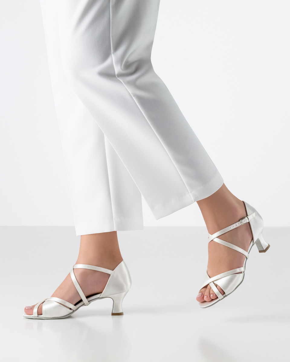 July Brautschuh - Werner Kern July in weißem Satin mit zeitloser und verführerischer Eleganz, Dreifach-Blattteilung und individuell einstellbarem Kreuzristriemchen