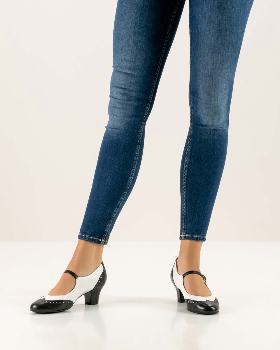 Emma schwarz weisser Werner Kern Damentanzschuh kombiniert mit einer blauer Jeans