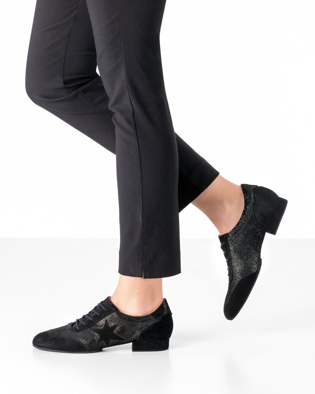 Zapatillas de baile con aspecto de zapatillas deportivas y suela dividida.