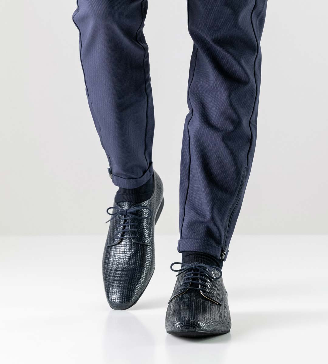 Ravenna Herrentanzschuh mit Microabsatz von Werner Kern in Kombination mit blauer Hose