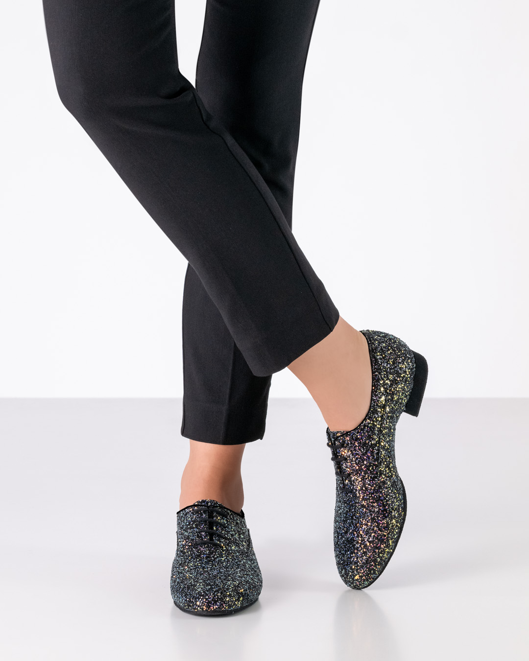 Zapatos de baile con cordones de Werner Kern, confeccionados en brocado brillante y con tacón de 1,5 cm.