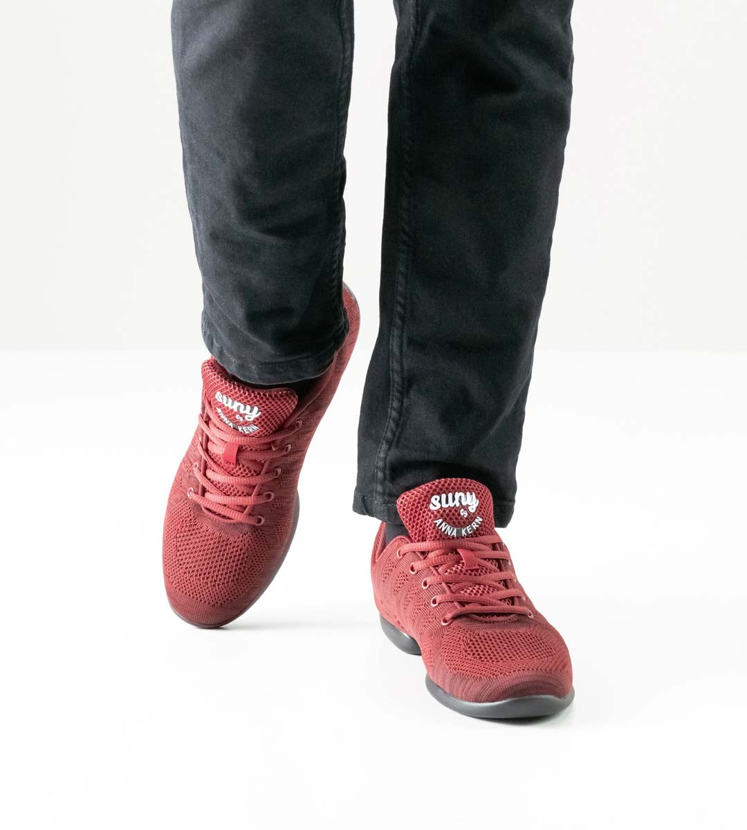 4035 Kizomba Herrentanz-Sneaker von Suny in Kombination mit schwarzer Jeans