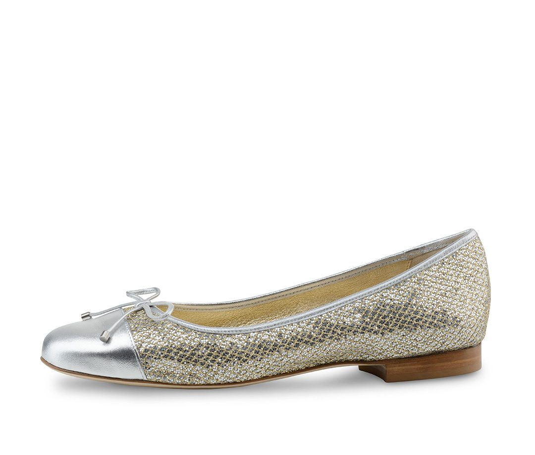 Fay Ballerina aus goldenem Brokat, silberner Kappe, silberner Schleife und einem silbernem Einfass