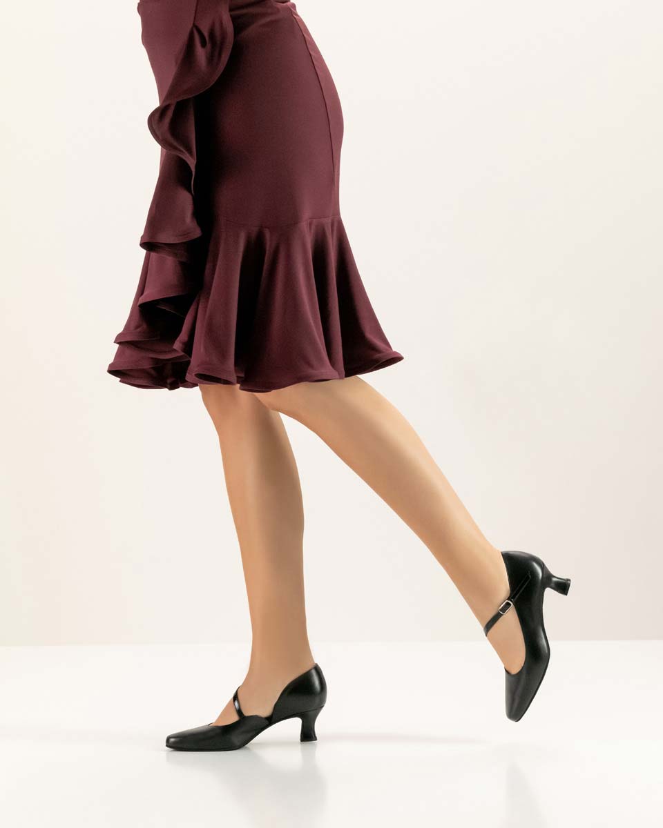 Rita schwarzer Werner Kern Damentanzschuh in Kombination mit rotem Rock