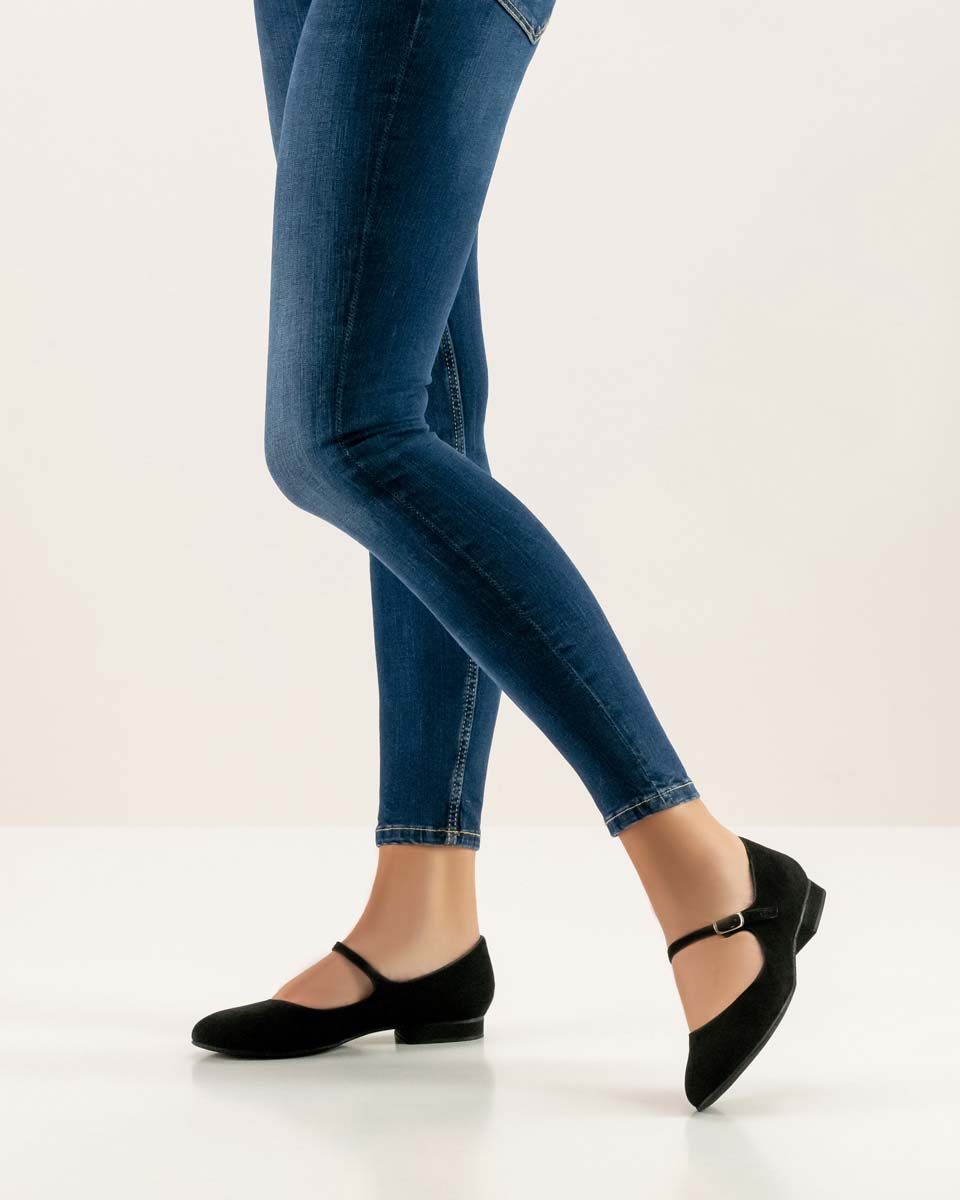 Vega schwarzer Tanzschuh Ballerina an beiden Füßen