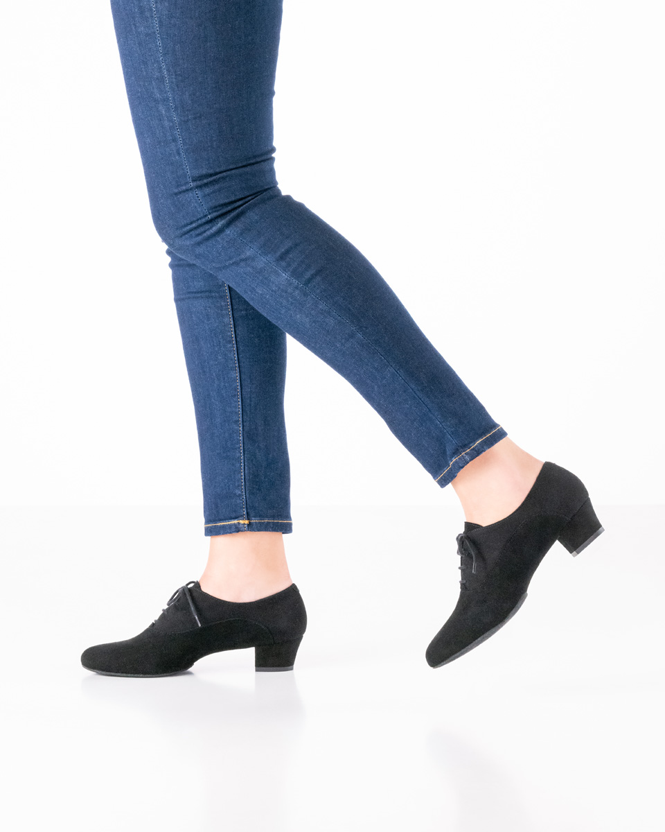 Runa  Damen Tanzschuh Runa - Werner Kern in schwarzem Samtziegenleder, sicherer Halt und hohe Flexibilität mit geteilter Sohle und 4xFach Schnürung für Komfort und optimalen Halt, fantastisch bequeme Absatzhöhe von 3,5 cm
