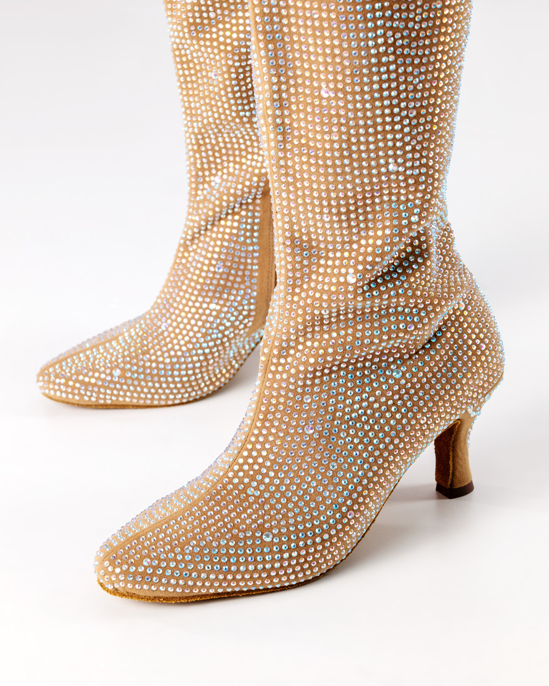 Bota de baile beige en fibra de miro con strass y tacón acampanado de 6 cm por Anna Kern